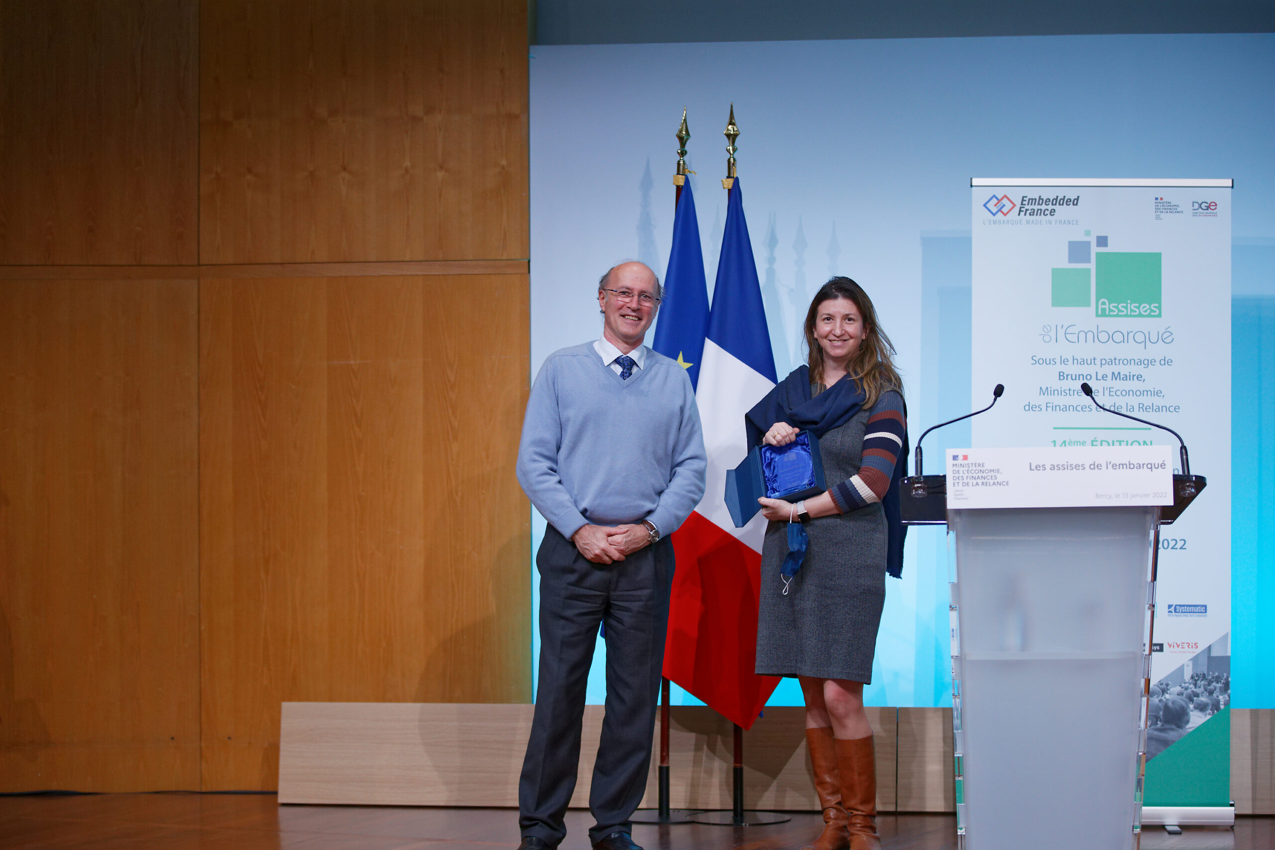 Monsieur Cedric DEMEURE décerne à Liliana Cucu-Grosjean, le Trophée des technologies de l’embarqué gagné par Statinf pour son outil, RocqStat